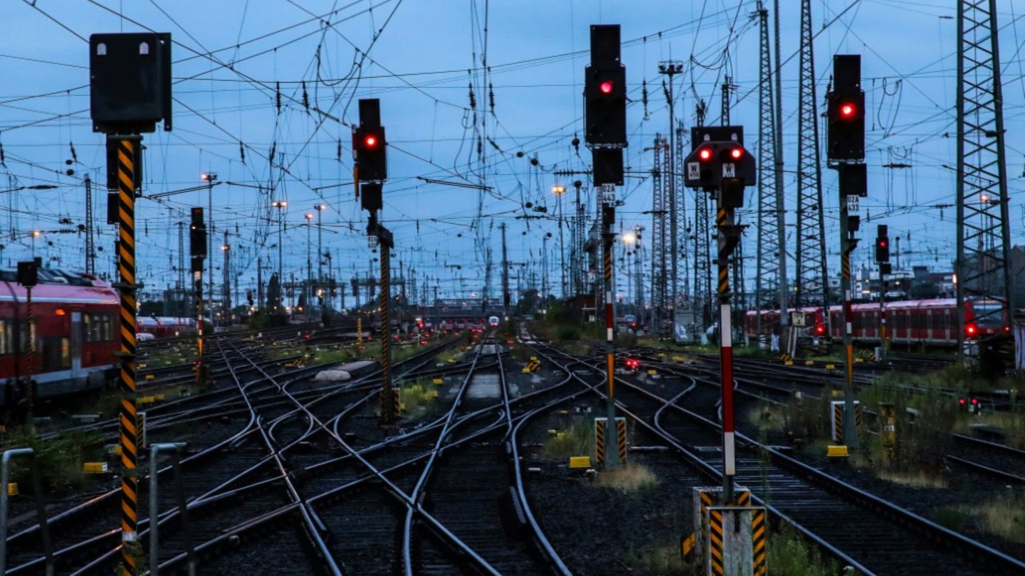 Bahngleise mit Oberleitungen