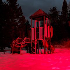 Spielplatzs im Stadtpark von Grand Marais, Minnesota. Rot beleuchtet