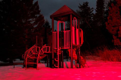 Spielplatzs im Stadtpark von Grand Marais, Minnesota. Rot beleuchtet