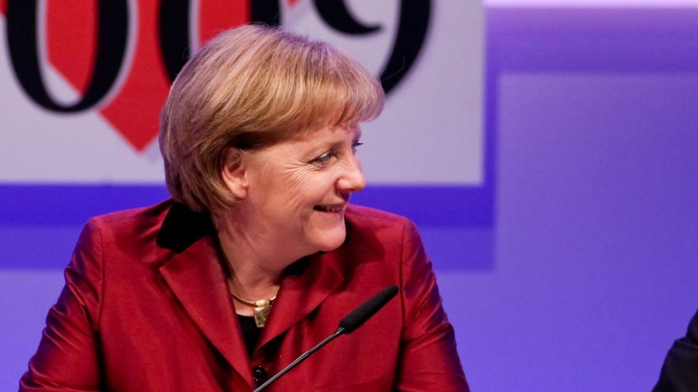 Angela Merkel: Ex-Chancellor receives Award for memoirs