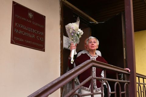 Ljudmila Wasiljewa bei Verlassen des Gerichts