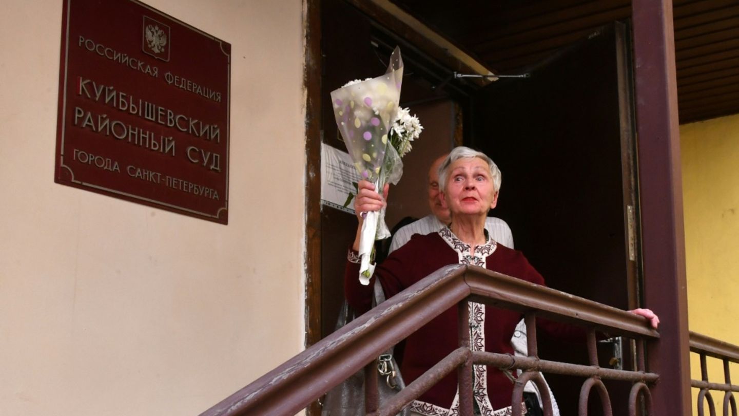 Ljudmila Wasiljewa bei Verlassen des Gerichts