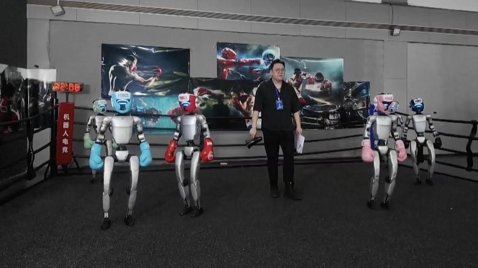 Technik-Spektakel in China: Roboter kämpfen erstmals in Boxarena Diese Roboter steigen in den Boxring
