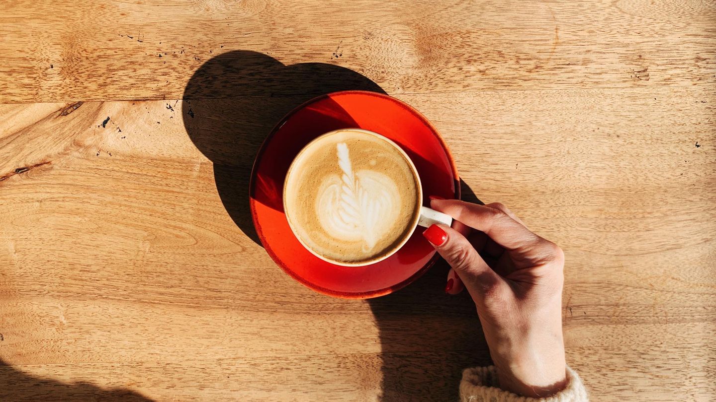 Pantone cups: These coffee mugs need creative minds