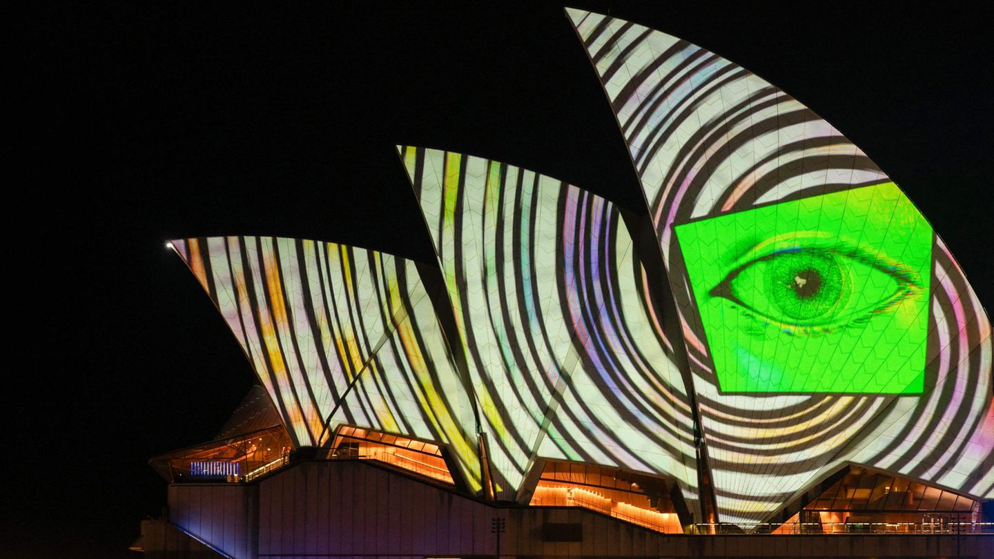 23. Mai: Big Brother is watching you! Sydney, Australien. Eigentlich ist das Sydney Opera House in schlichtem weiß gehalten. Zu Beginn des jährlichen Vivid Sydney Festivals wird es aber mit Lichtern angestrahlt. Das große Auge erinnert dabei an George Orwells Klassiker 1984