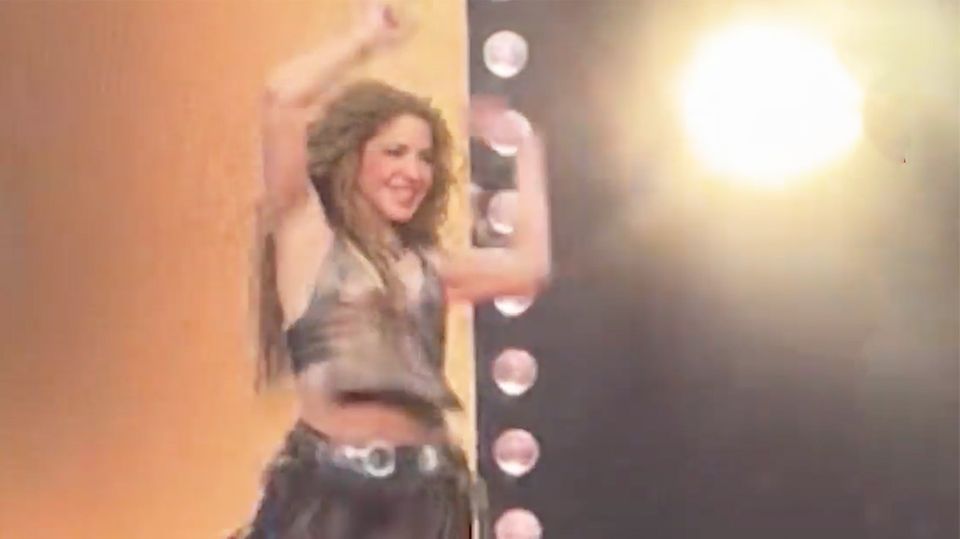 Shakiras berühmter Hüftschwung geht schief Shakira fällt während ihrer Show auf den Boden