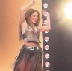 Shakira fällt während ihrer Show auf den Boden