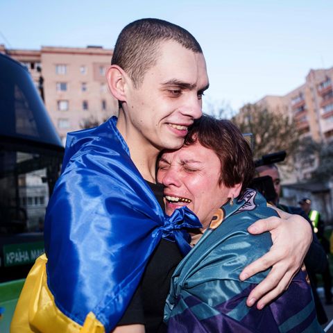 Gefangenenaustausch mit Russland: Ukraine-Soldat umarmt Mutter