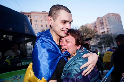 Gefangenenaustausch mit Russland: Ukraine-Soldat umarmt Mutter