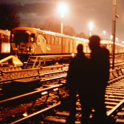 Jugendgruppen: Menschliche Schatten auf einem schlecht beleuchteten Bahnhofsgelände bei Nacht