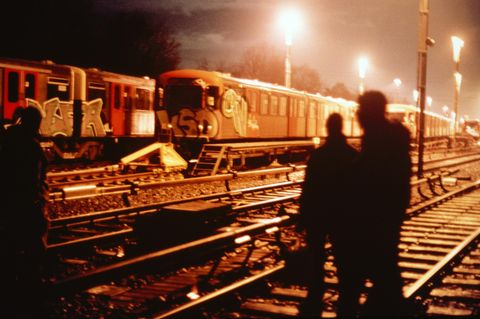 Jugendgruppen: Menschliche Schatten auf einem schlecht beleuchteten Bahnhofsgelände bei Nacht