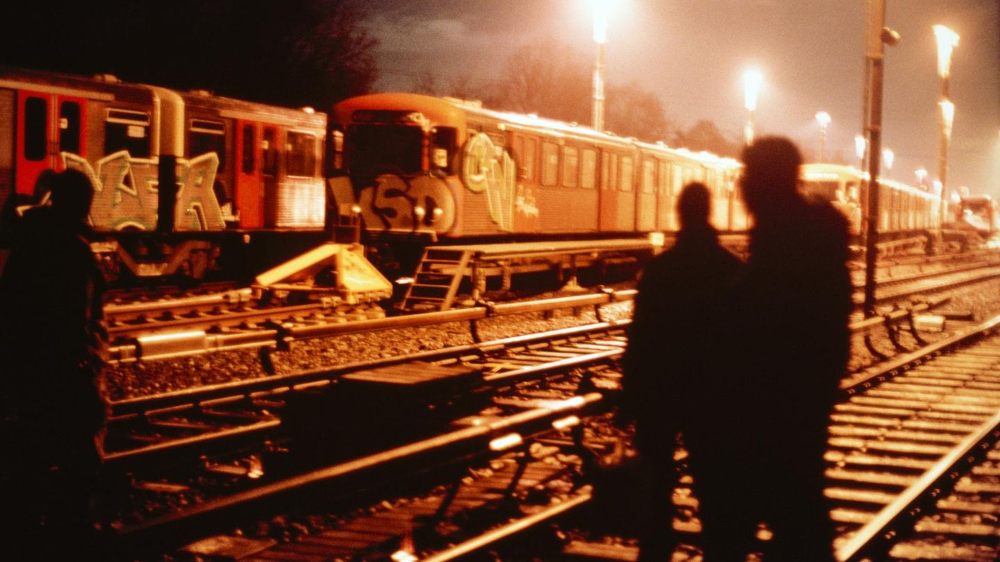 Jugendgruppen: Menschliche Schatten auf einem schlecht beleuchteten Bahnhofsgelände bei Nacht