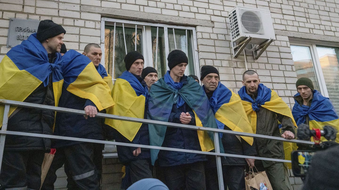 Ukraine War: Russia and Ukraine exchange first 390 prisoners