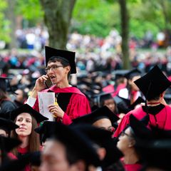 Studierende in Harvard bei der Verleihung der Ehrendoktorwürde für Angela Merkel