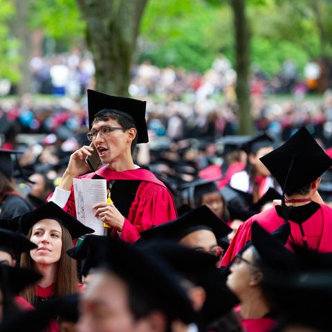 Studierende in Harvard bei der Verleihung der Ehrendoktorwürde für Angela Merkel