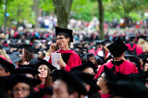 Studierende in Harvard bei der Verleihung der Ehrendoktorwürde für Angela Merkel