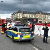 Einsatzkräfte schirmen den Tatort am Hamburger Hauptbahnhof ab