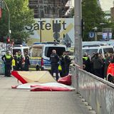 Einsatzkräfte schirmen den Tatort am Hamburger Hauptbahnhof ab