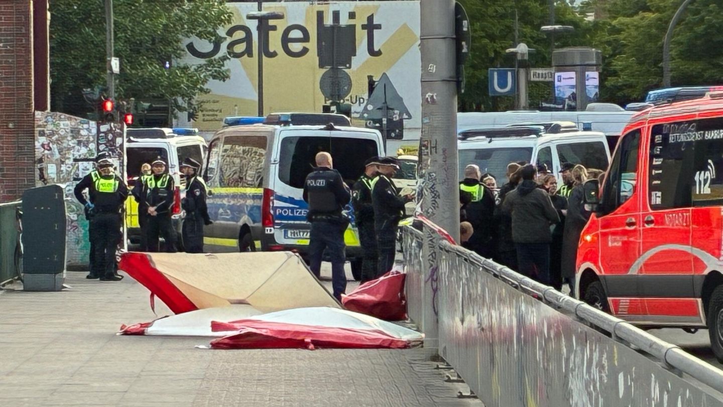 Einsatzkräfte schirmen den Tatort am Hamburger Hauptbahnhof ab