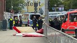 Einsatzkräfte schirmen den Tatort am Hamburger Hauptbahnhof ab