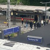 Polizisten stehen auf einem Gleis am Hamburger Hauptbahnhof