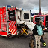 Ein Verletzter wird in einen Krankenwagen geschoben am Hamburger Hauptbahnhof