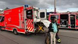 Ein Verletzter wird in einen Krankenwagen geschoben am Hamburger Hauptbahnhof