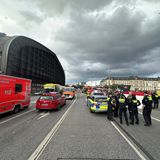 Polizisten stehen neben Krankenwagen und Polizeiautos vor dem Hamburger Hauptbahnhof