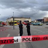 Polizisten stehen vor Absperrband am Hamburger Bahnhof