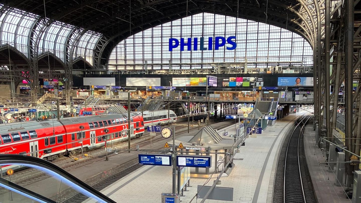 Zwei leere Gleise am Hamburger Hauptbahnhof