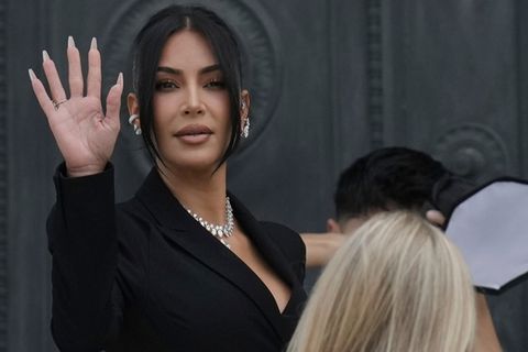 Kim Kardashian winkt