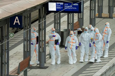 Forensiker untersuchen den Bahnsteig nach dem Angriff