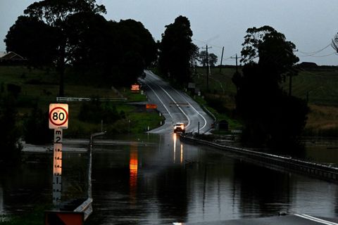 Überflutete Straße in Gillieston Heights in New South Wales