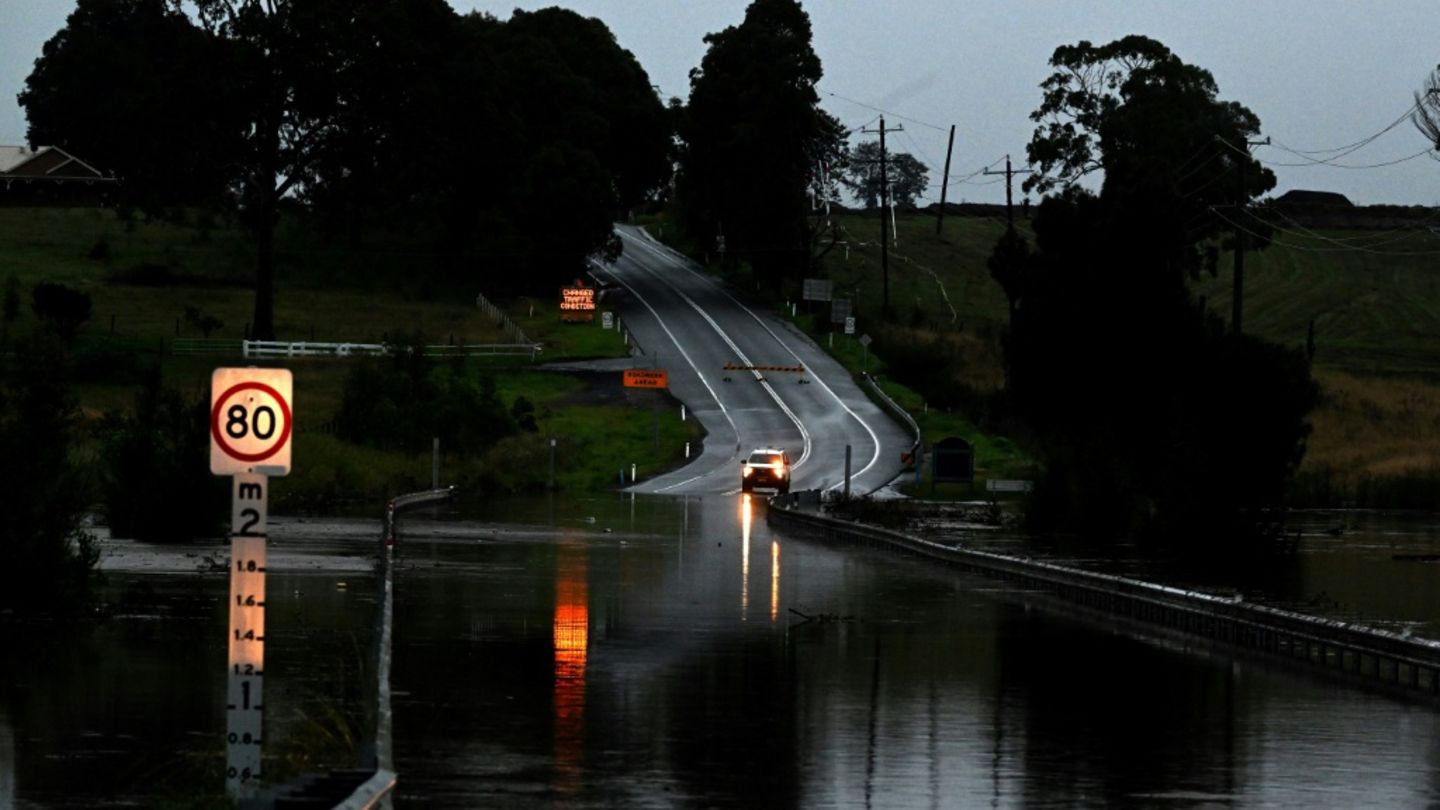 Überflutete Straße in Gillieston Heights in New South Wales