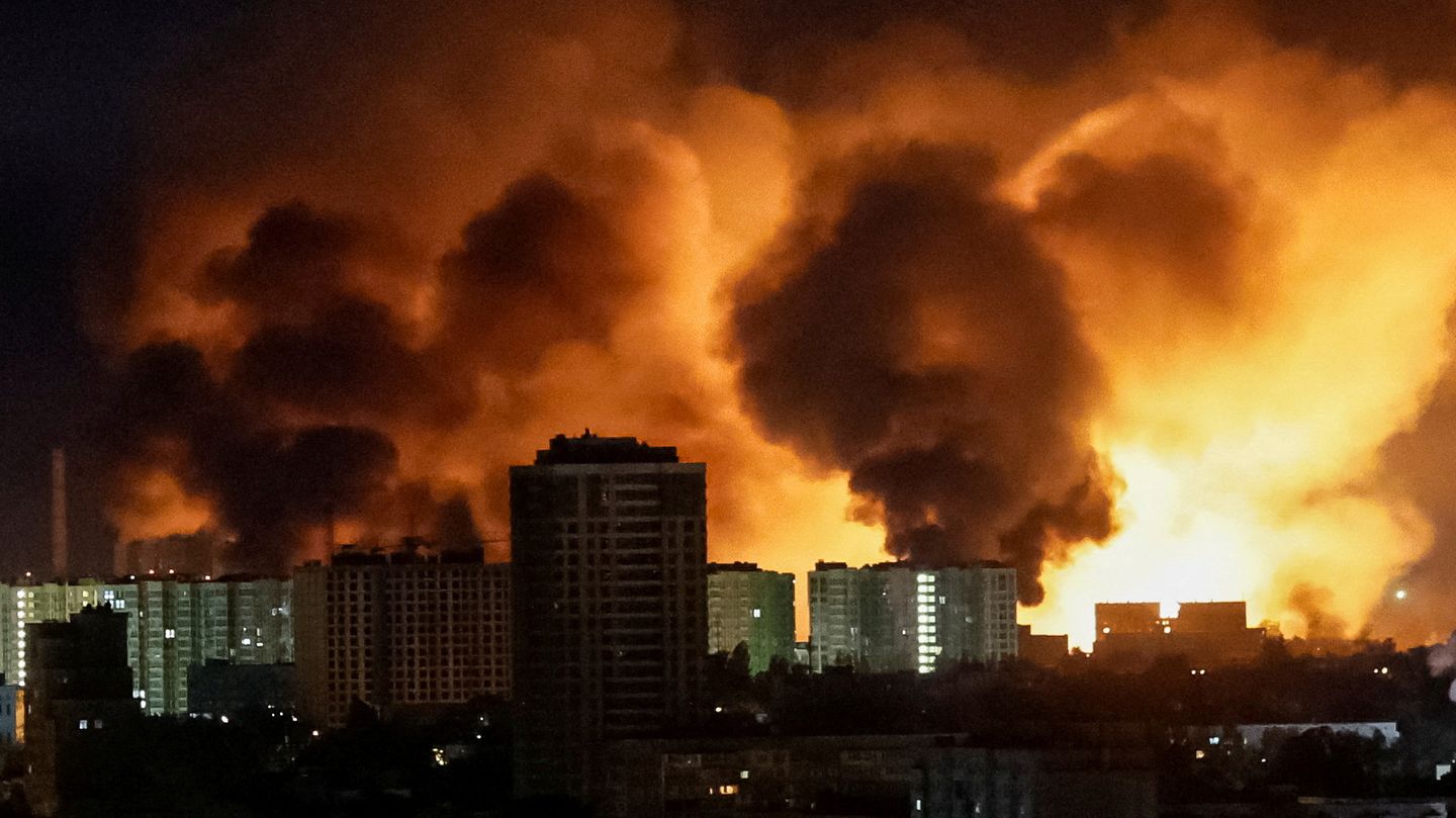 Kyiv reports massive Russian attacks after a prisoner exchange