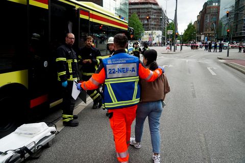 Hamburg Hauptbahnhof: Nach der Messerattacke leisten Sanitäter erste Hilfe bei Passanten