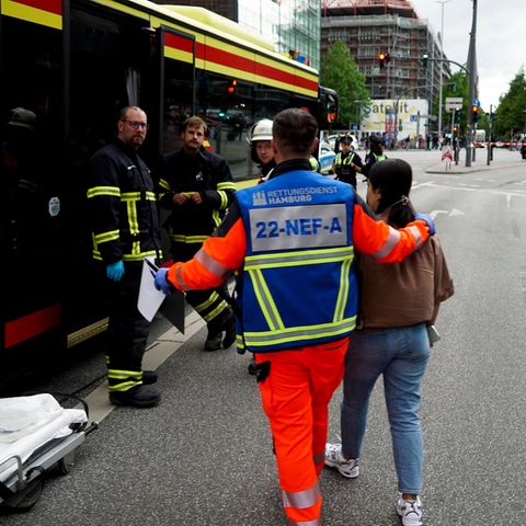 Hamburg Hauptbahnhof: Nach der Messerattacke leisten Sanitäter erste Hilfe bei Passanten