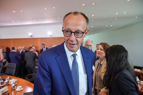 Das Bild zeigt Bundeskanzler Friedrich Merz (CDU) im Kabinettsaal - Symbolbild Umfragen vs. AfD