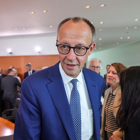 Das Bild zeigt Bundeskanzler Friedrich Merz (CDU) im Kabinettsaal - Symbolbild Umfragen vs. AfD