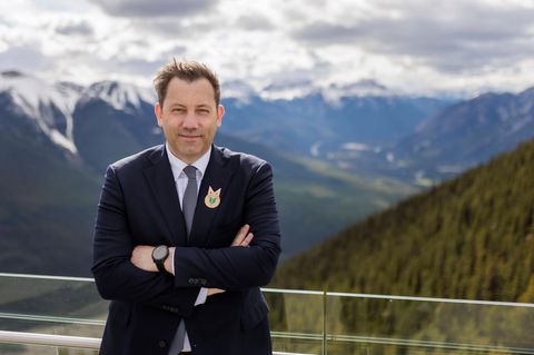 SPD-Chef und Bundesfinanzminister Lars Klingbeil vor Bergpanorama in Kanada – für AfD-Verbot