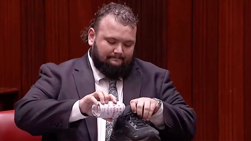 Australien: Politiker verabschiedet sich mit kuriosem Bier-Ritual aus Parlament