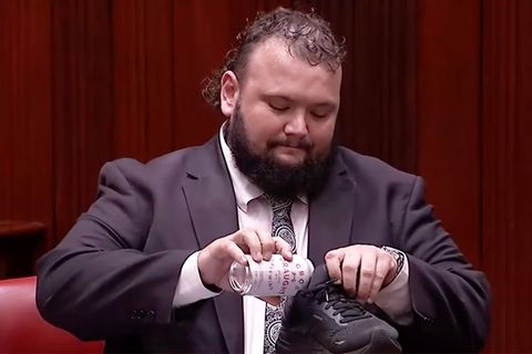 Australien: Politiker verabschiedet sich mit kuriosem Bier-Ritual aus Parlament