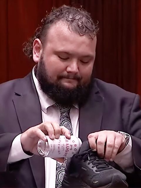 Australien: Politiker verabschiedet sich mit kuriosem Bier-Ritual aus Parlament