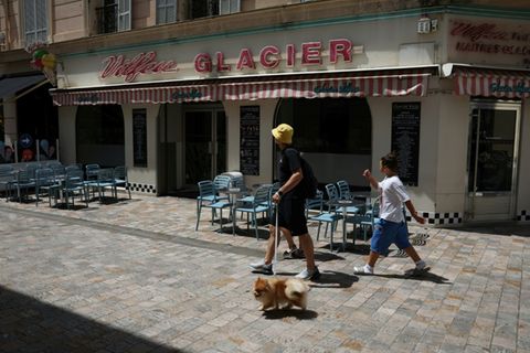 Eine leere Eisdiele in Cannes