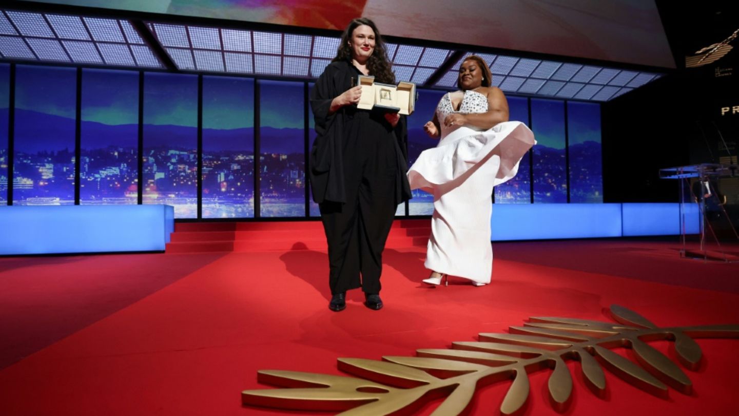 Mascha Schilinski (l.) erhält in Cannes den Preis der Jury
