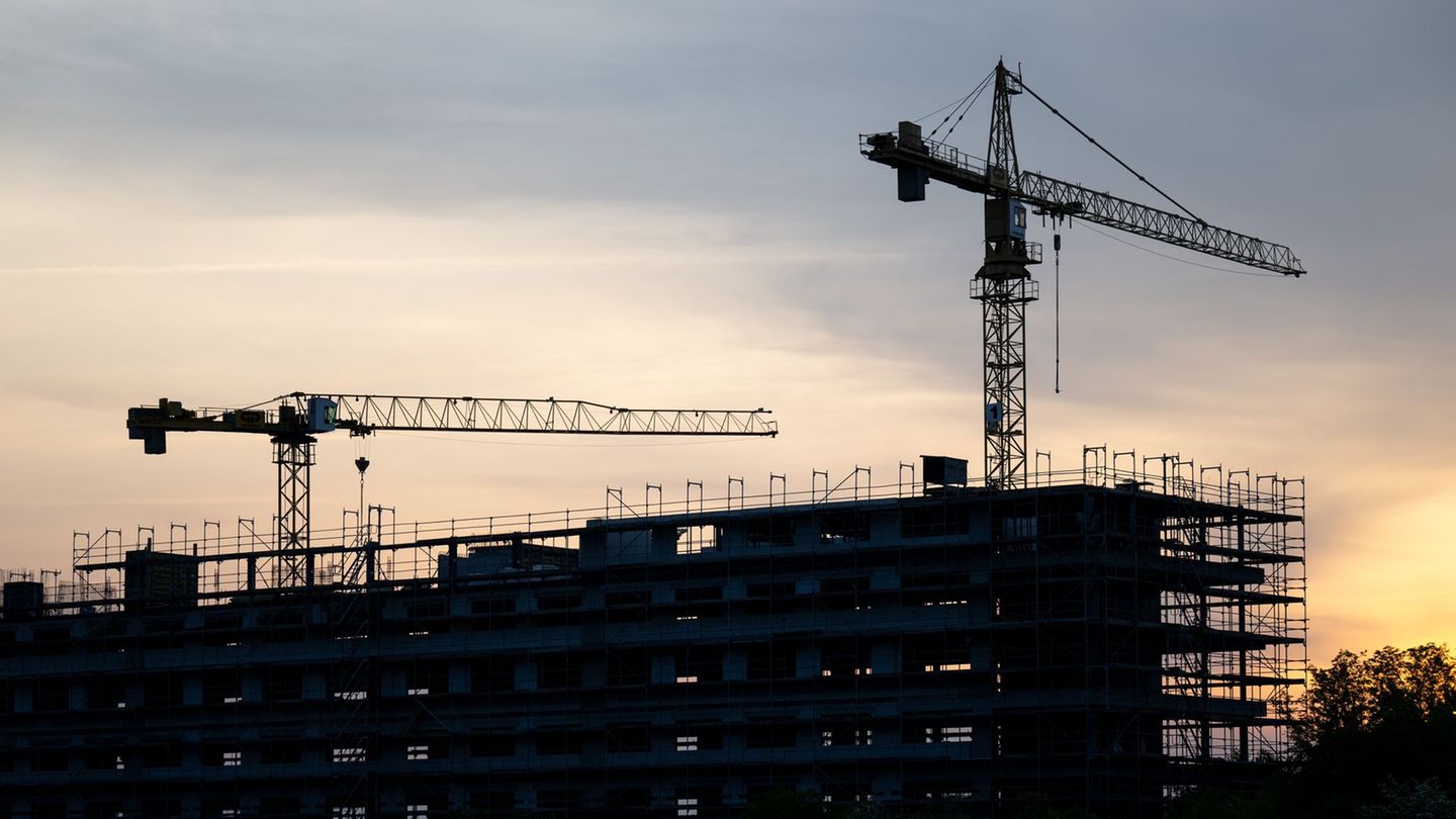Company: DIHK: Companies hold investments back