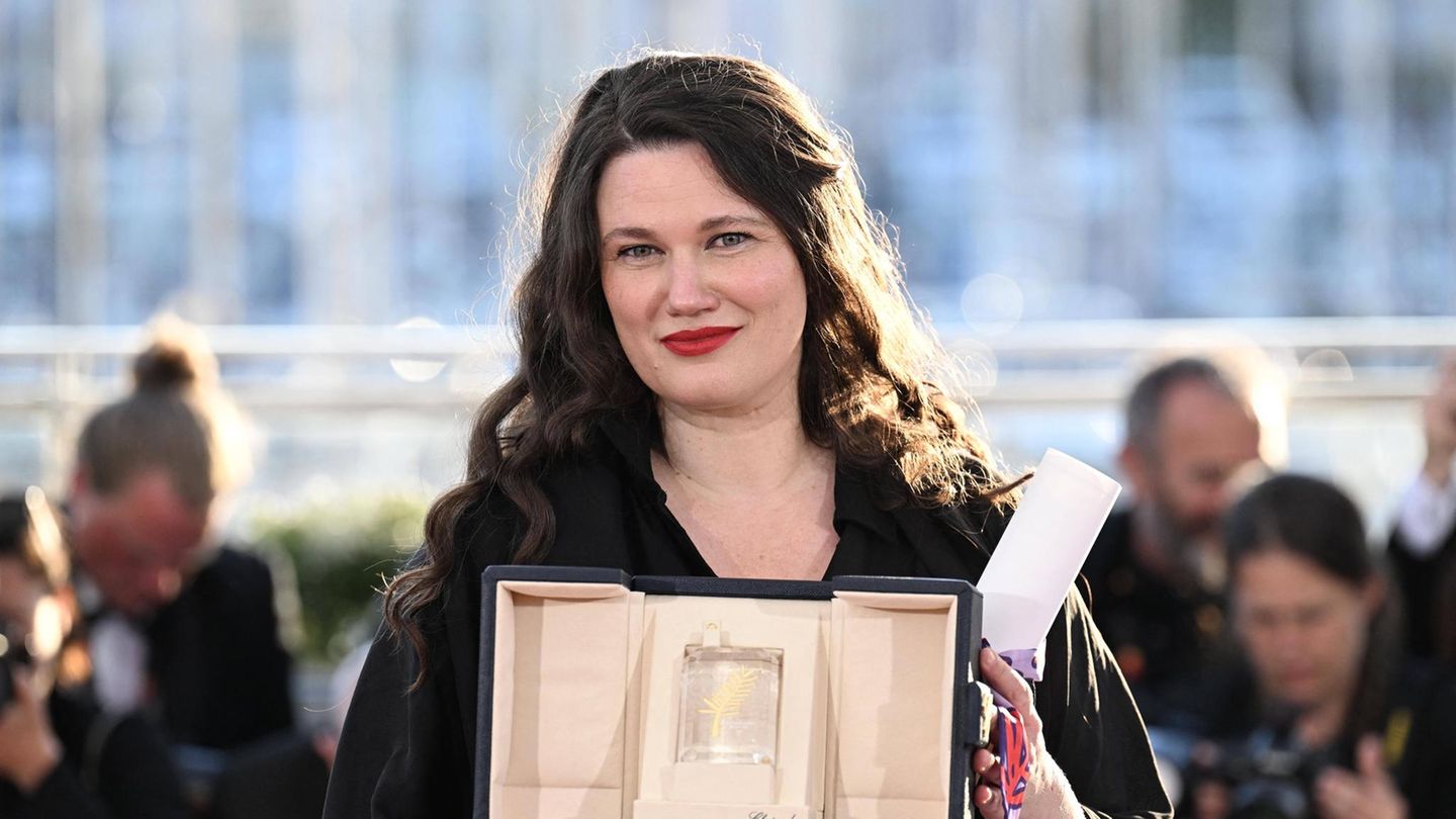 Mascha Schilinski posiert mit ihrem Cannes-Filmpreis