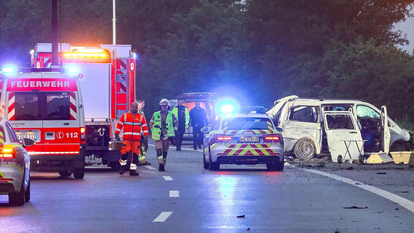 Unfall A48 bei Koblenz: Fahrzeuge von Polizei und Feuerwehr stehen neben verunfalltem Kleinbus