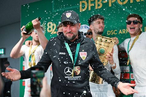 Stuttgarts Trainer Sebastian Hoeneß wird bei der Pressekonferenz nach dem Spiel von seinen Spielern umjubelt