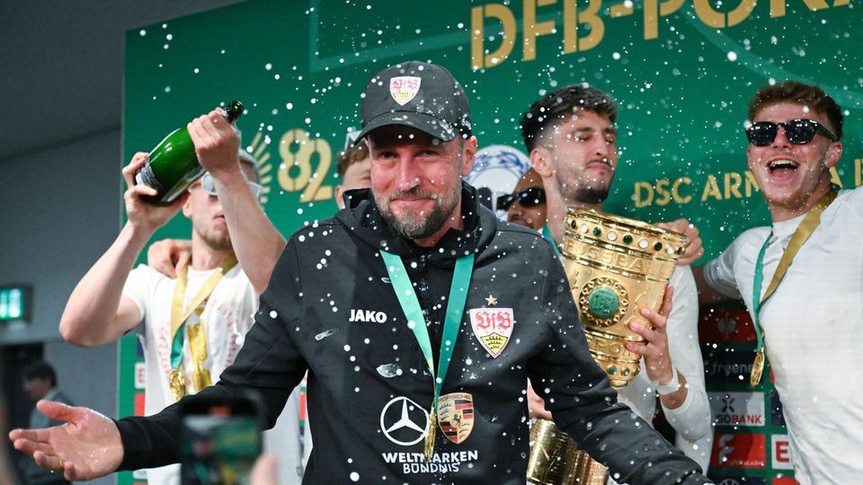 Stuttgarts Trainer Sebastian Hoeneß wird bei der Pressekonferenz nach dem Spiel von seinen Spielern umjubelt Stuttgarts Trainer Sebastian Hoeneß wird bei der Pressekonferenz nach dem Spiel von seinen Spielern umjubelt